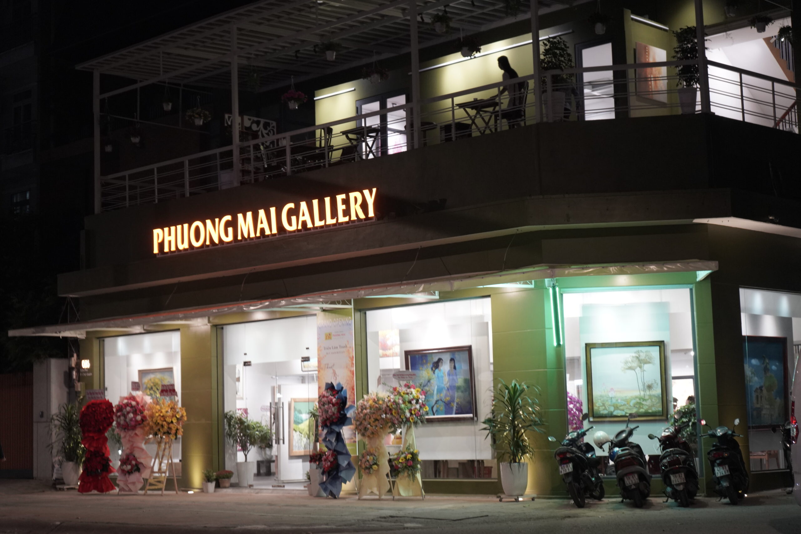 Phòng tranh Phương Mai vào ban đêm