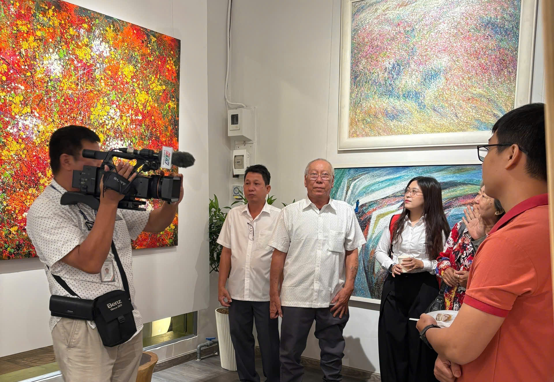 Khách tham dự triển lãm tranh tại Phuong Mai Gallery 06 Trần Phú Phường Chợ Quán TP.HCM