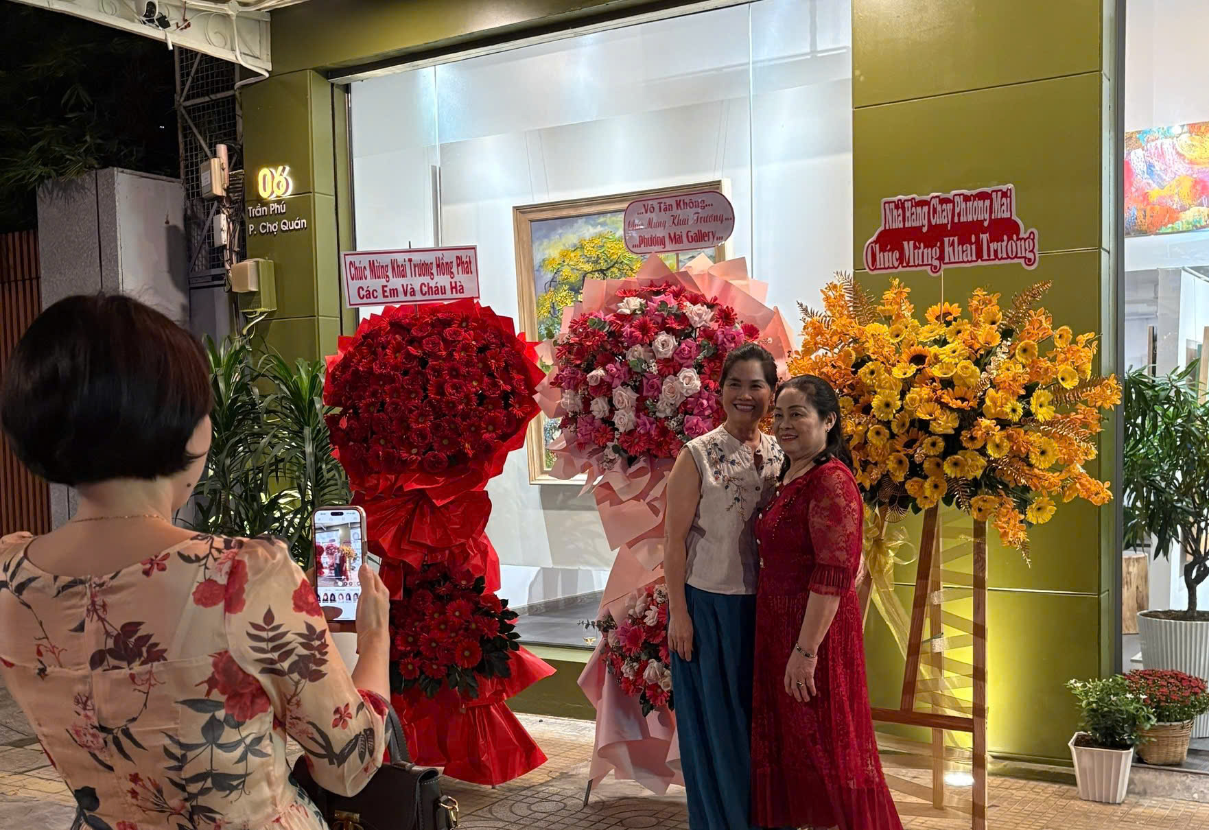 Khách xem tranh nguyên tác tại phòng tranh Phuong Mai Gallery Trần Phú TP.HCM