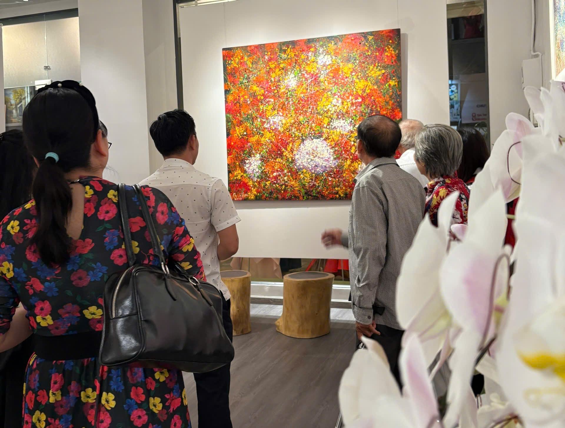 Khách trao đổi về tác phẩm hội họa tại Phuong Mai Gallery TP.HCM
