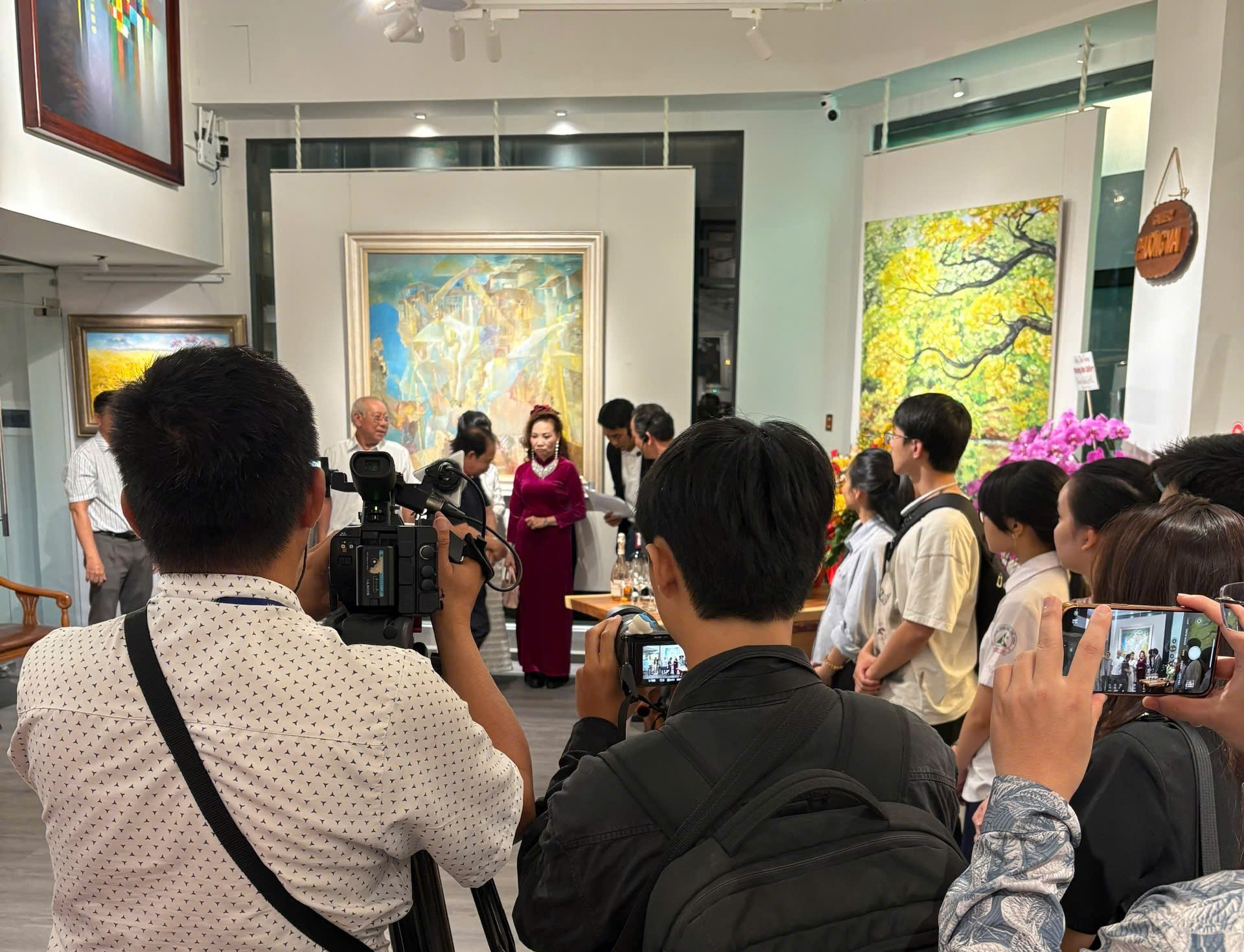 Khách tham quan không gian gallery Phuong Mai tại 06 Trần Phú TP.HCM